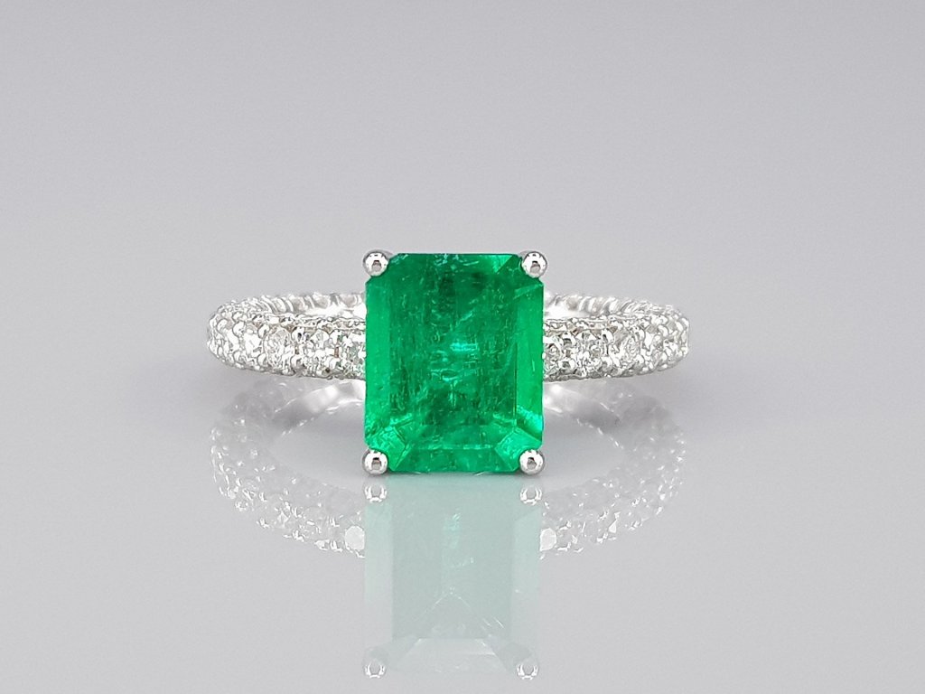 Кольцо с изумрудом цвета Vivid Green 2,25 карат и бриллиантами в белом золоте 750 пробы Изображение №1