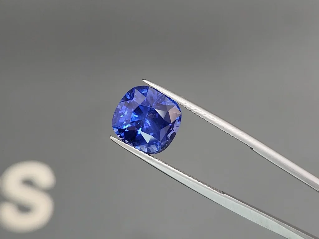 Негретый синий сапфир цвета Intense Cornflower в огранке кушон 8,03 карата Изображение №3