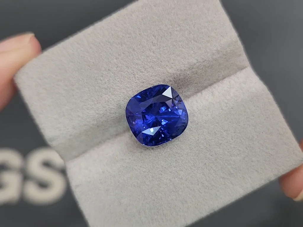 Негретый синий сапфир цвета Intense Cornflower в огранке кушон 8,03 карата Изображение №4