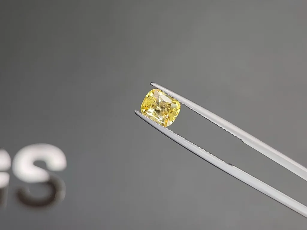 Негретый сапфир Vivid Yellow в огранке кушон 1,71 карата, Шри-Ланка Изображение №3