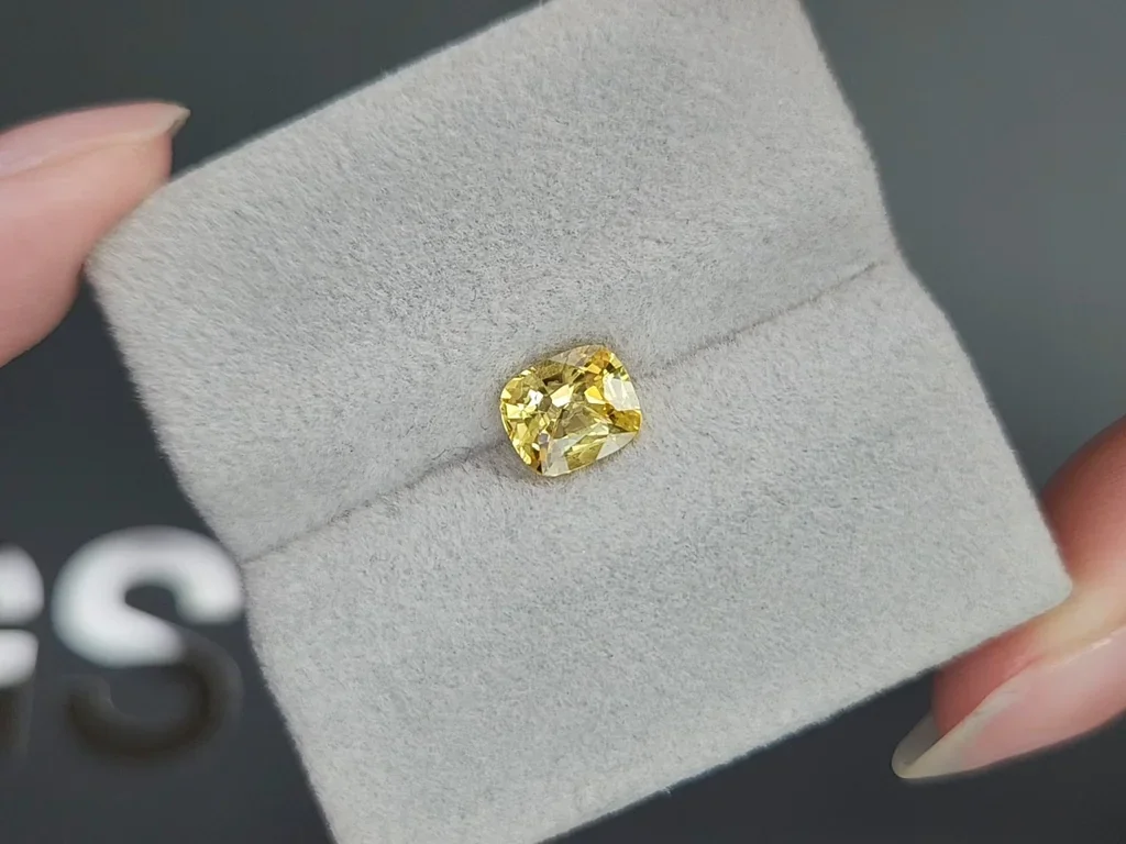 Негретый сапфир Vivid Yellow в огранке кушон 1,71 карата, Шри-Ланка Изображение №4