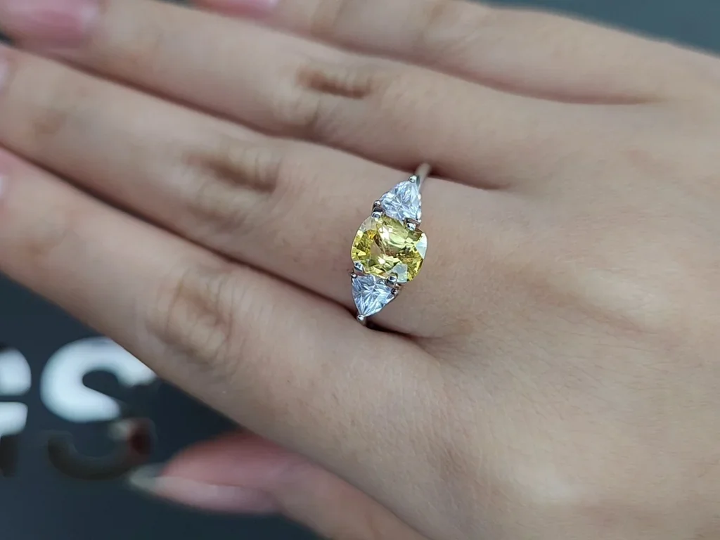 Негретый сапфир Vivid Yellow в огранке кушон 1,71 карата, Шри-Ланка Изображение №5