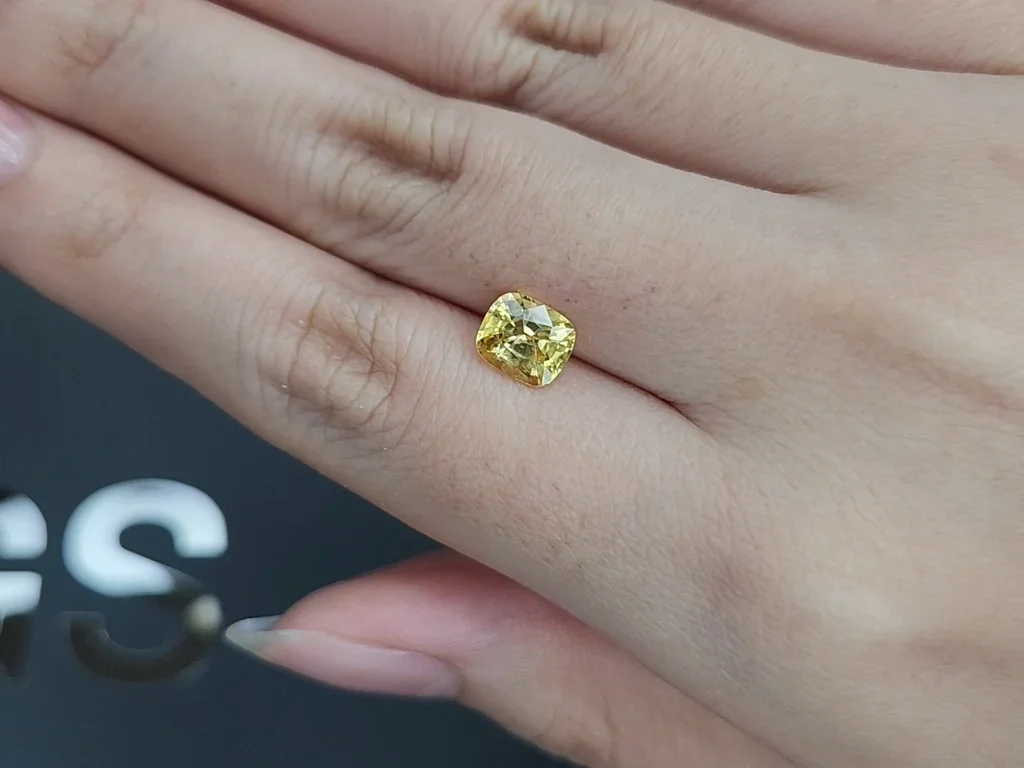 Негретый сапфир Vivid Yellow в огранке кушон 1,71 карата, Шри-Ланка Изображение №2