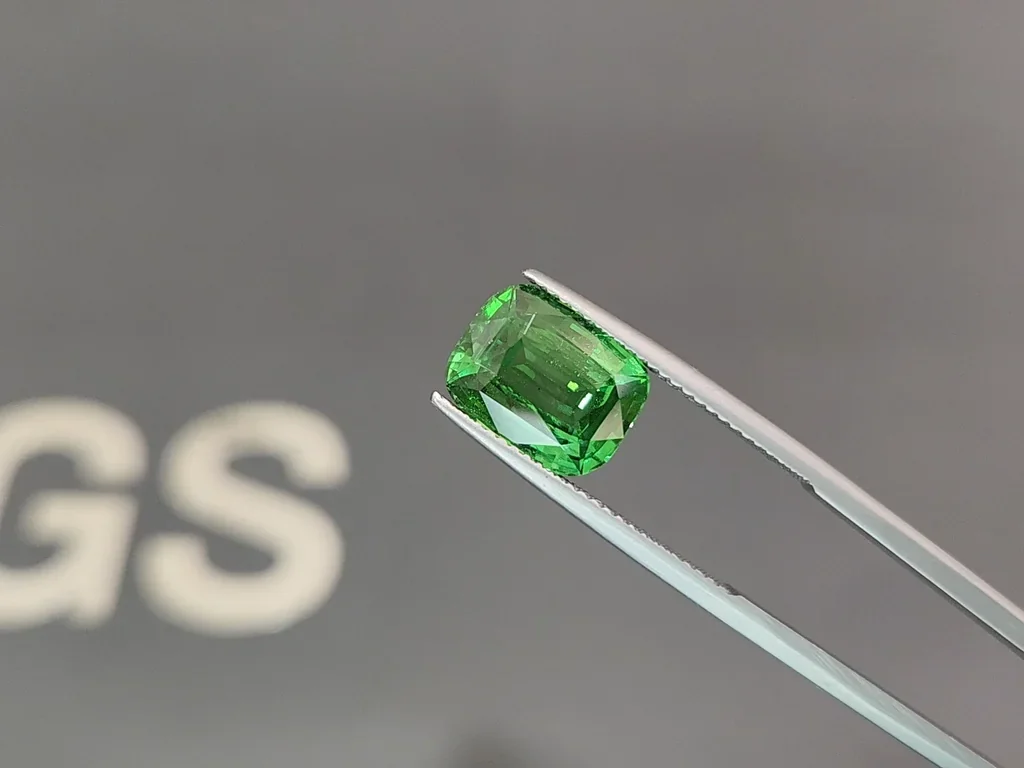 Цаворит Vivid Green в огранке кушон 5,14 карат, Танзания  Изображение №3
