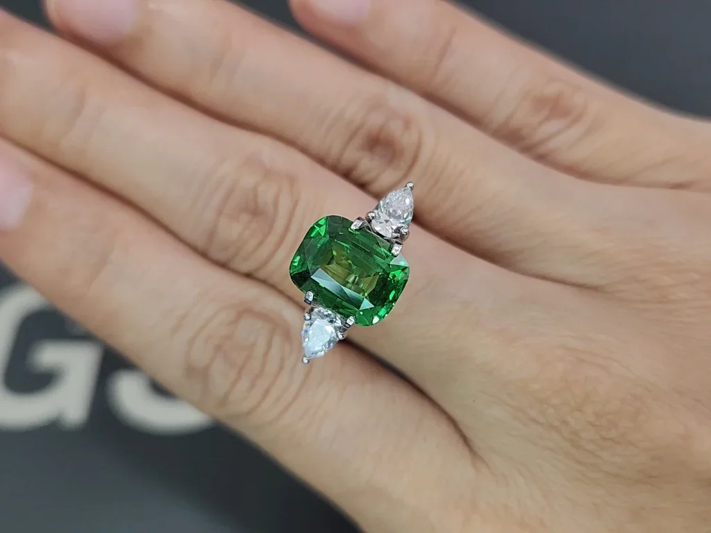 Цаворит Vivid Green в огранке кушон 5,14 карат, Танзания  Изображение №5