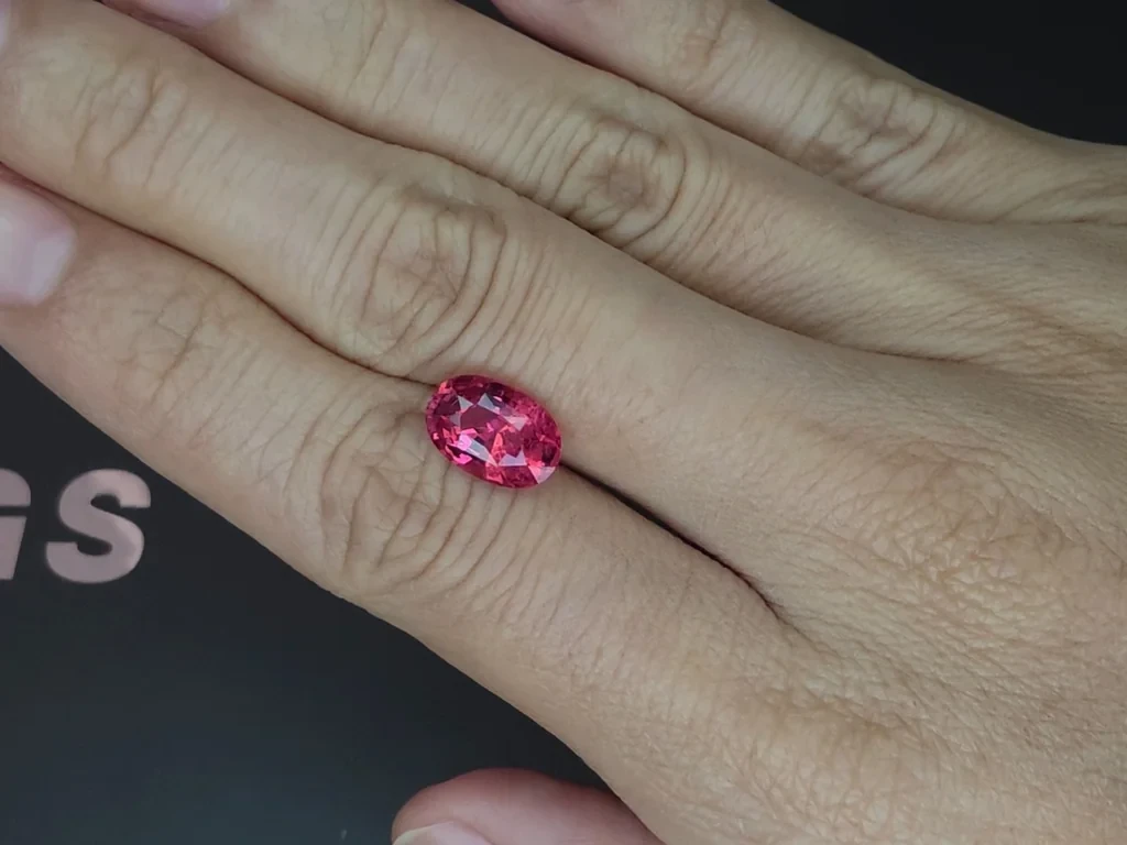 Шпинель Махенге Vibrant pink в огранке овал 3,20 карат, Танзания Изображение №2