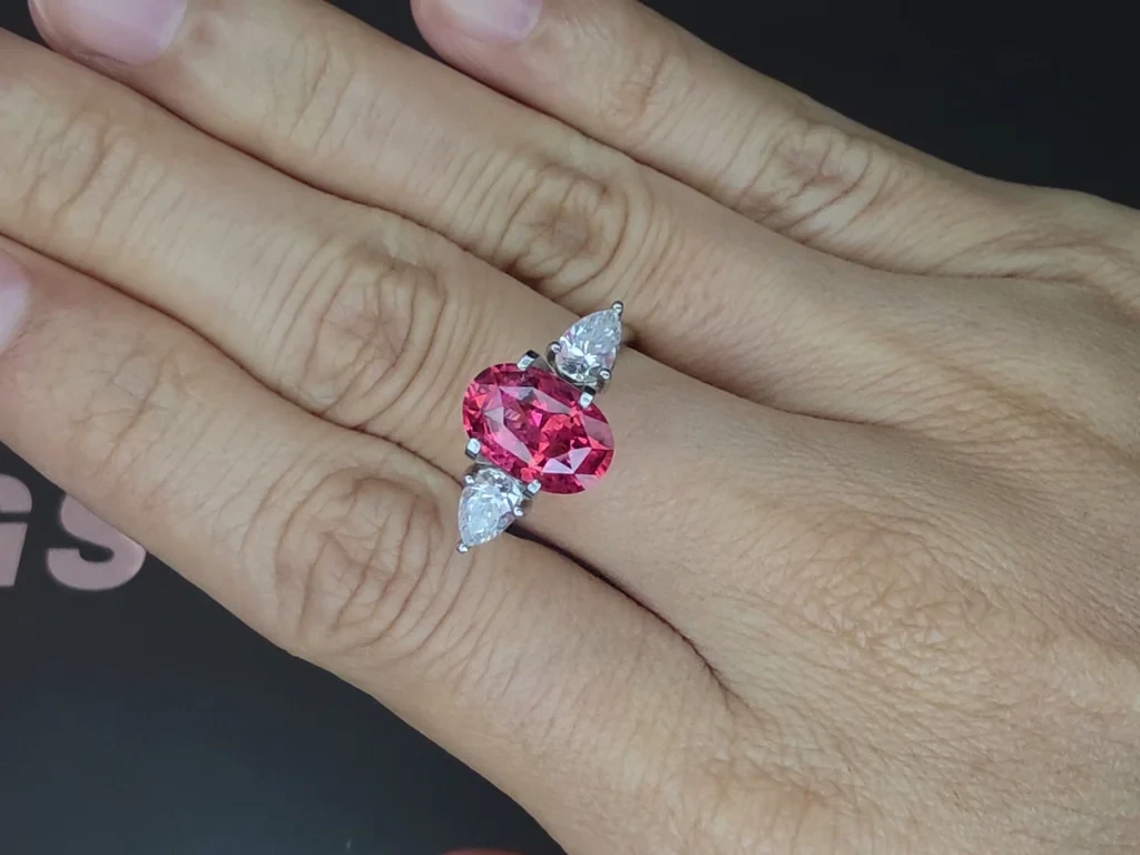 Шпинель Махенге Vibrant pink в огранке овал 3,20 карат, Танзания Изображение №5