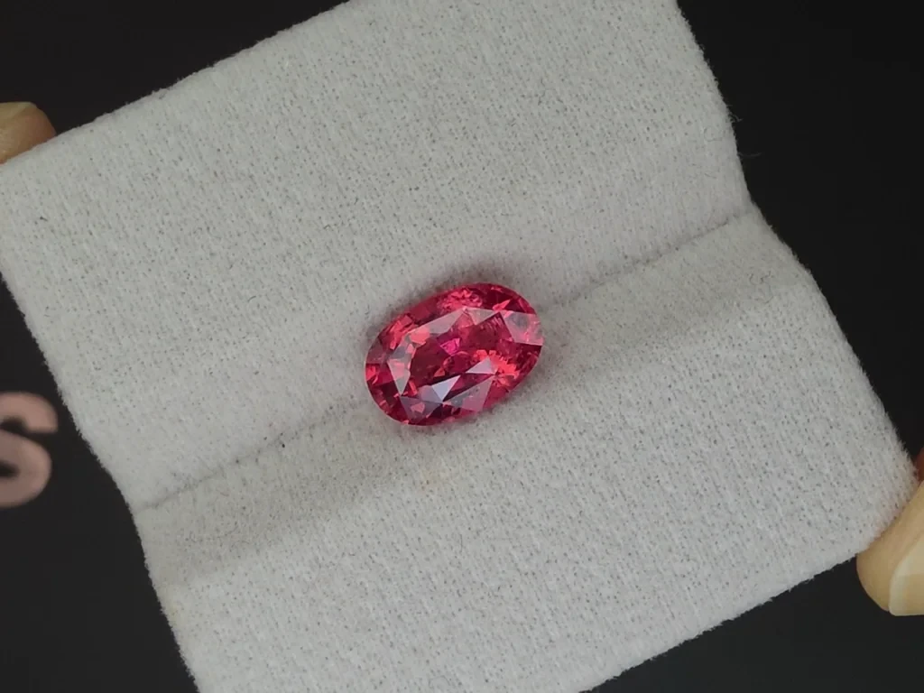 Шпинель Махенге Vibrant pink в огранке овал 3,20 карат, Танзания Изображение №4