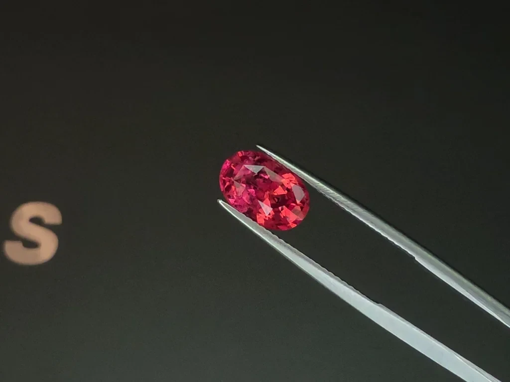 Шпинель Махенге Vibrant pink в огранке овал 3,20 карат, Танзания Изображение №3