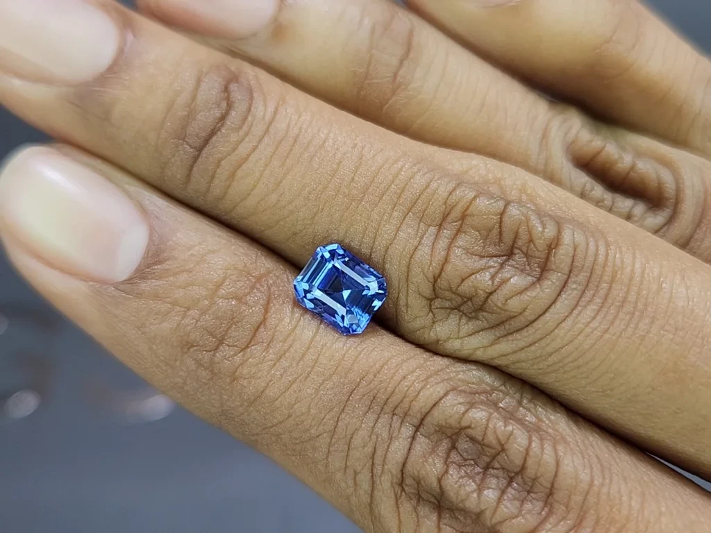 Сапфир Cornflower Blue в огранке октагон 2.01 карат, Шри-Ланка Изображение №2