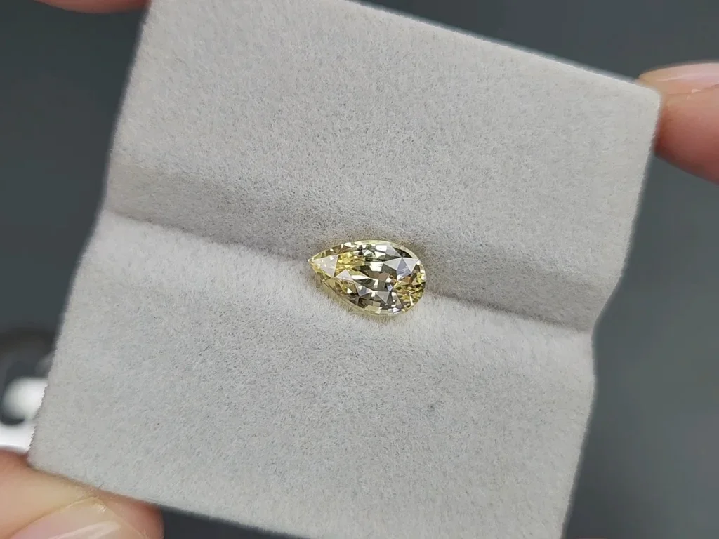 Негретый желтый сапфир Pastel Yellow в огранке груша 2,00 карата, Шри-Ланка Изображение №4