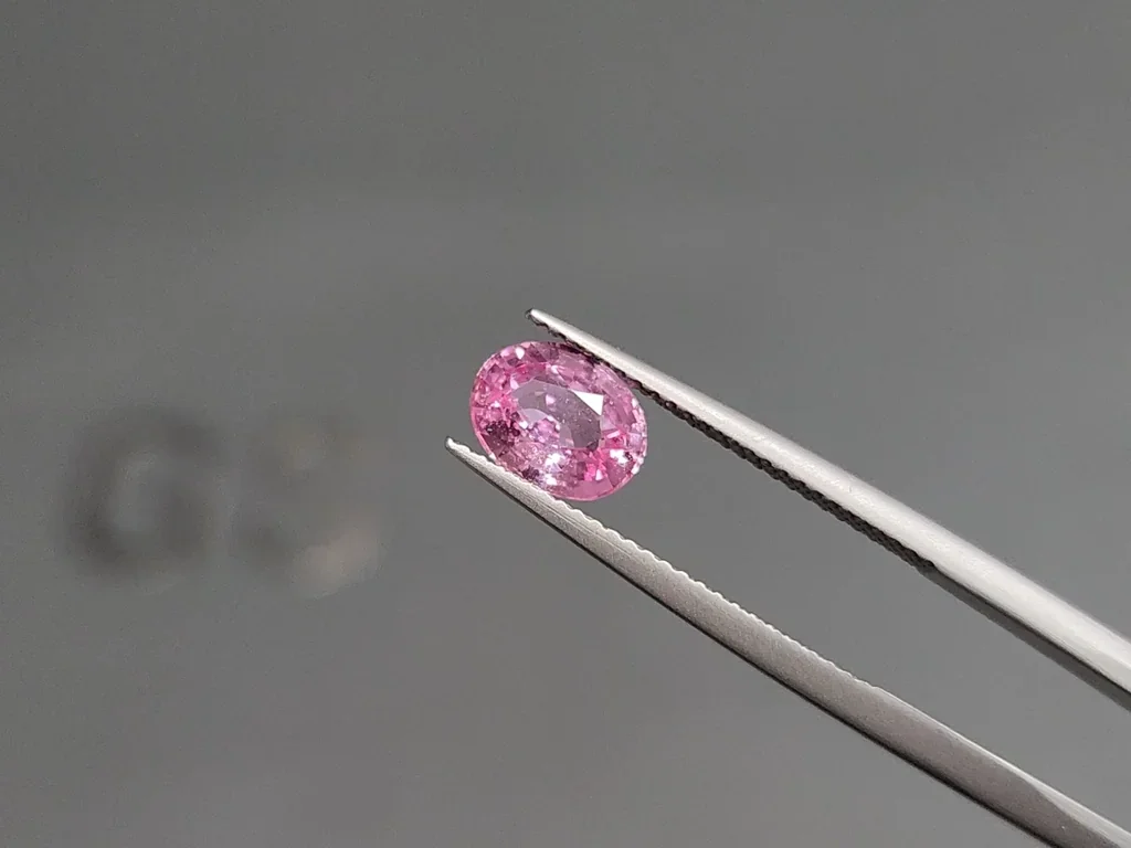 Негретый сапфир Vivid Pink в огранке овал 1,55 карат, Шри-Ланка Изображение №3