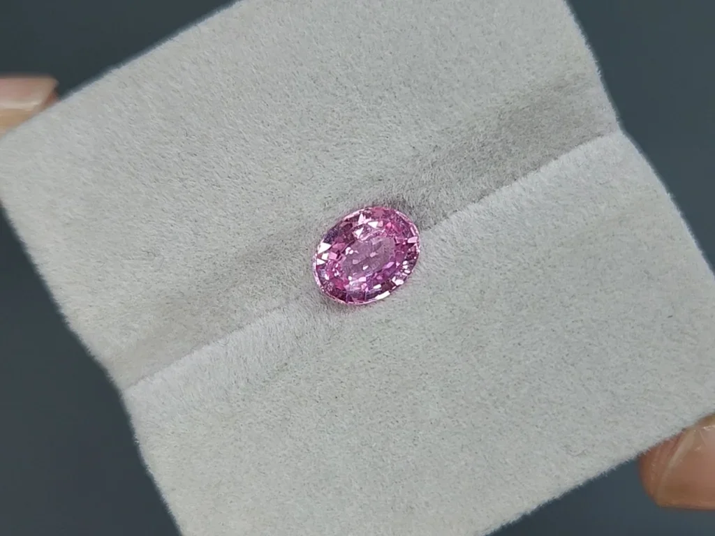 Негретый сапфир Vivid Pink в огранке овал 1,55 карат, Шри-Ланка Изображение №4