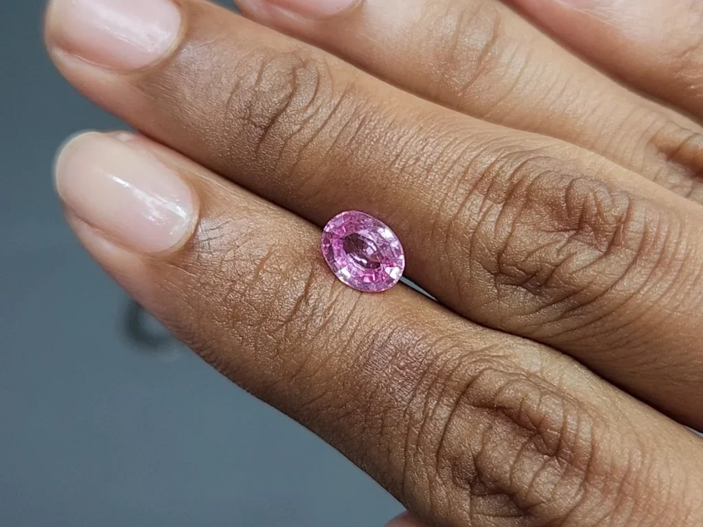Негретый сапфир Vivid Pink в огранке овал 1,55 карат, Шри-Ланка Изображение №2