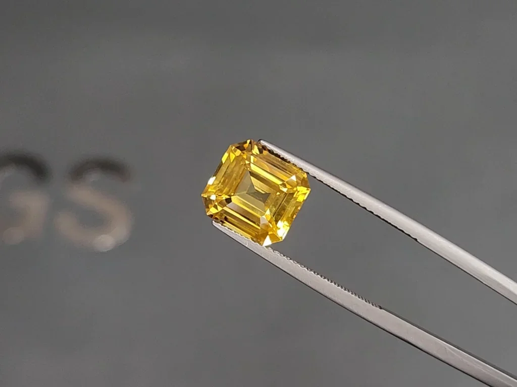 Негретый сапфир Vivid Yellow в огранке кушон 5,97 карат, Шри-Ланка Изображение №3
