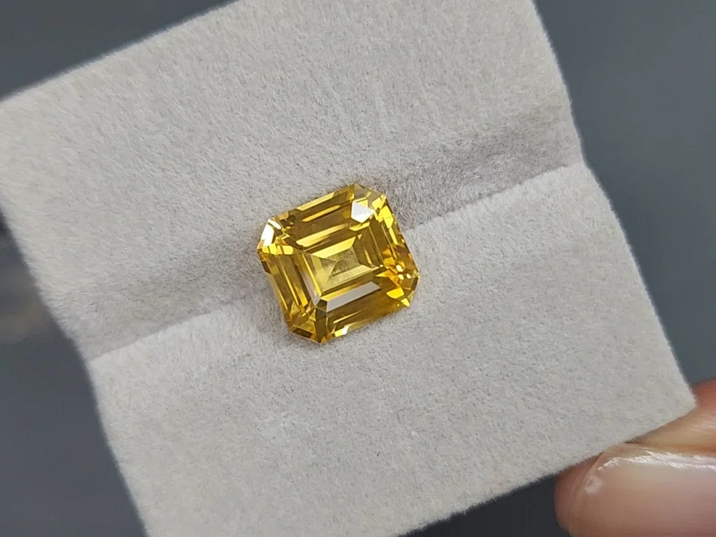 Негретый сапфир Vivid Yellow в огранке кушон 5,97 карат, Шри-Ланка Изображение №4
