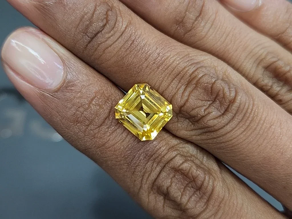 Негретый сапфир Vivid Yellow в огранке кушон 5,97 карат, Шри-Ланка Изображение №2