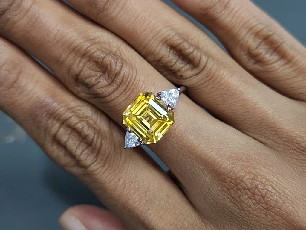 Негретый сапфир Vivid Yellow в огранке кушон 5,97 карат, Шри-Ланка Изображение №5