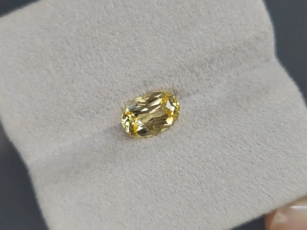 Сапфир Pastel Yellow в огранке овал 1,80 карат, Шри-Ланка Изображение №4