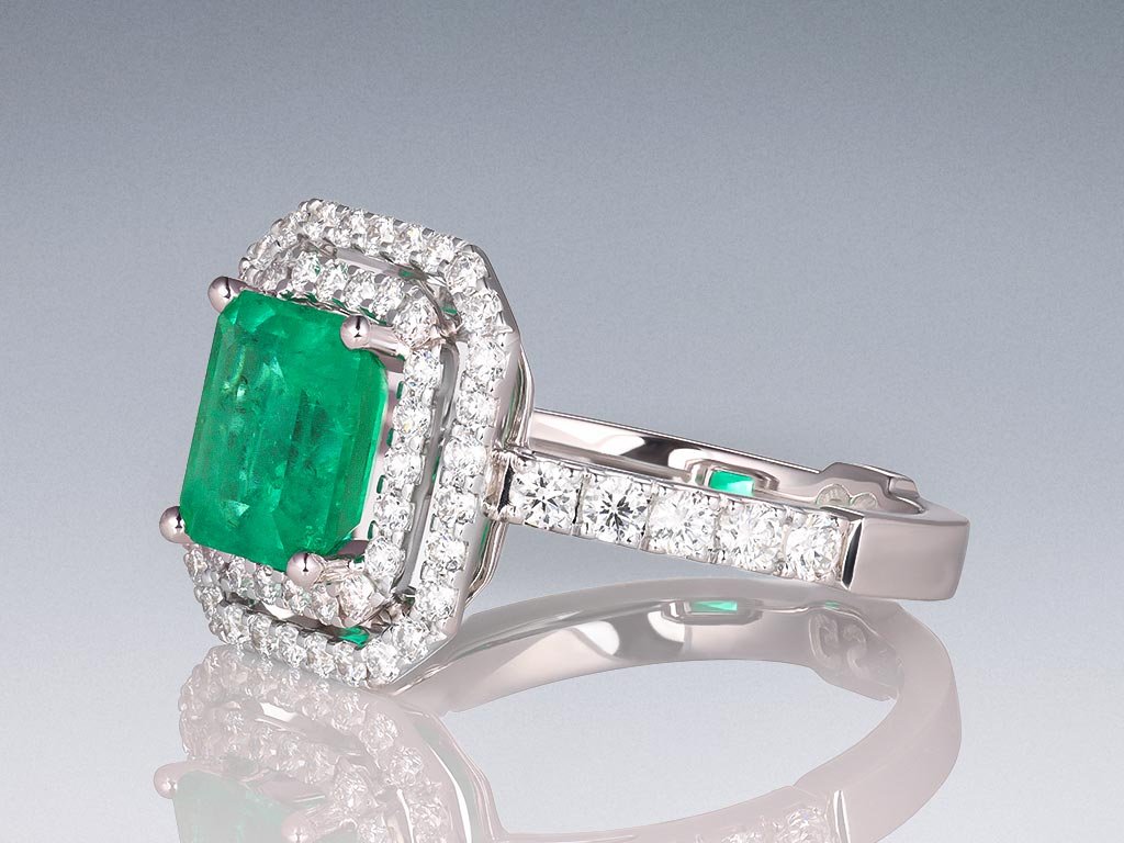 Кольцо с изумрудом цвета Muzo Green 1,85 карат и бриллиантами в белом золоте 750 пробы Изображение №3