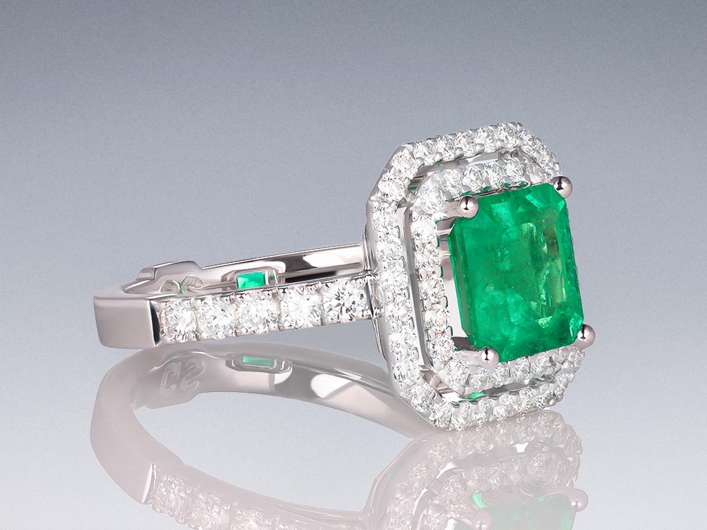 Кольцо с изумрудом цвета Muzo Green 1,85 карат и бриллиантами в белом золоте 750 пробы Изображение №2