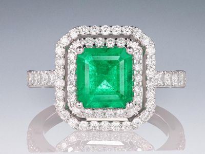 Кольцо с изумрудом цвета Muzo Green 1,85 карат и бриллиантами в белом золоте 750 пробы photo