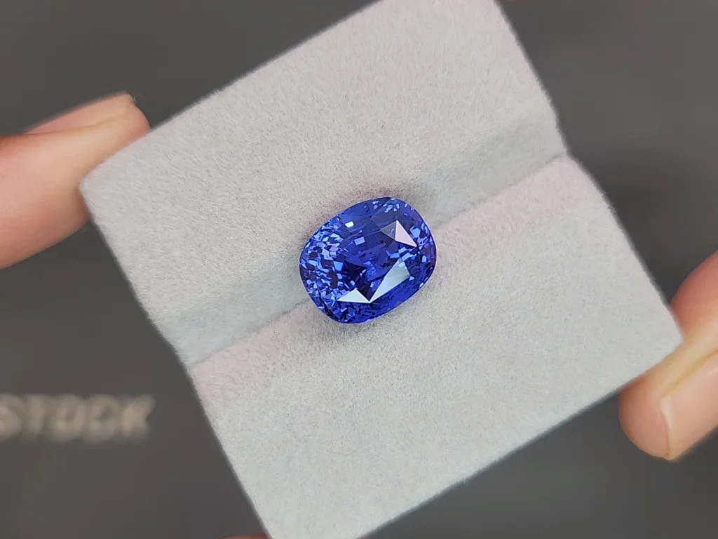 Необлагороженный синий сапфир цвета Cornflower Blue в огранке кушон 8,52 карата  Изображение №4