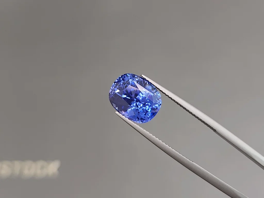 Необлагороженный синий сапфир цвета Cornflower Blue в огранке кушон 8,52 карата  Изображение №3