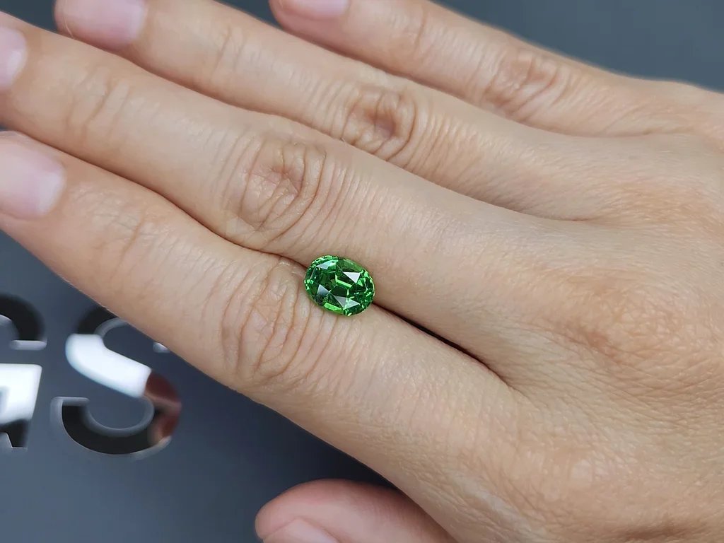 Гранат цаворит  Intense Green в огранке овал 2,22 карата, Танзания Изображение №2