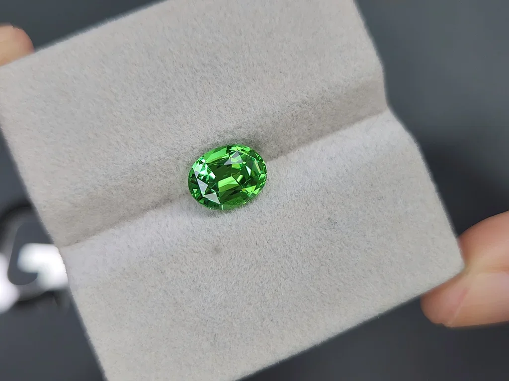 Гранат цаворит  Intense Green в огранке овал 2,22 карата, Танзания Изображение №4