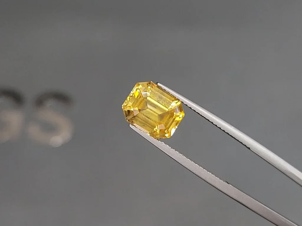 Негретый сапфир Vivid Yellow в огранке октагон 5,49 карат, Шри-Ланка Изображение №3