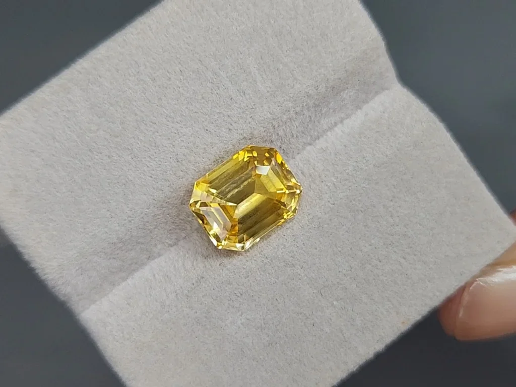 Негретый сапфир Vivid Yellow в огранке октагон 5,49 карат, Шри-Ланка Изображение №4
