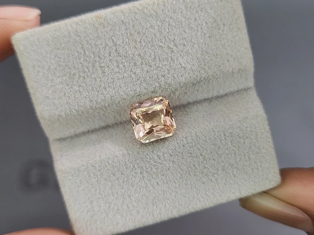 Персиковый сапфир в огранке радиант 2,51 карат, Мадагаскар Изображение №4