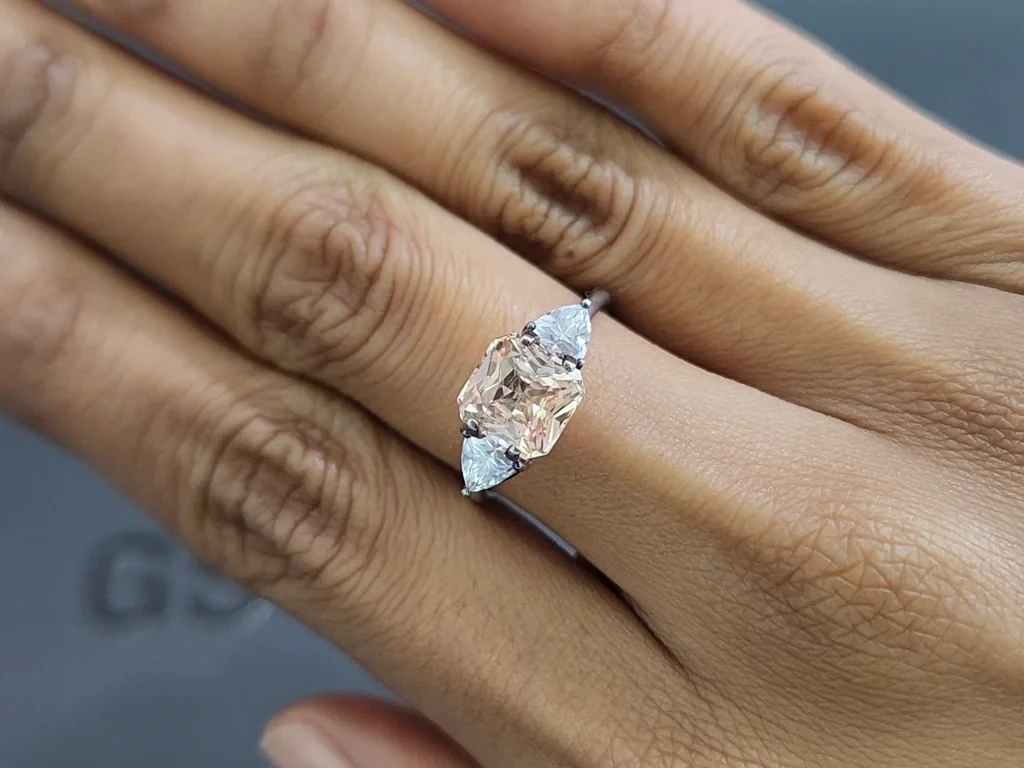 Персиковый сапфир в огранке радиант 2,51 карат, Мадагаскар Изображение №5