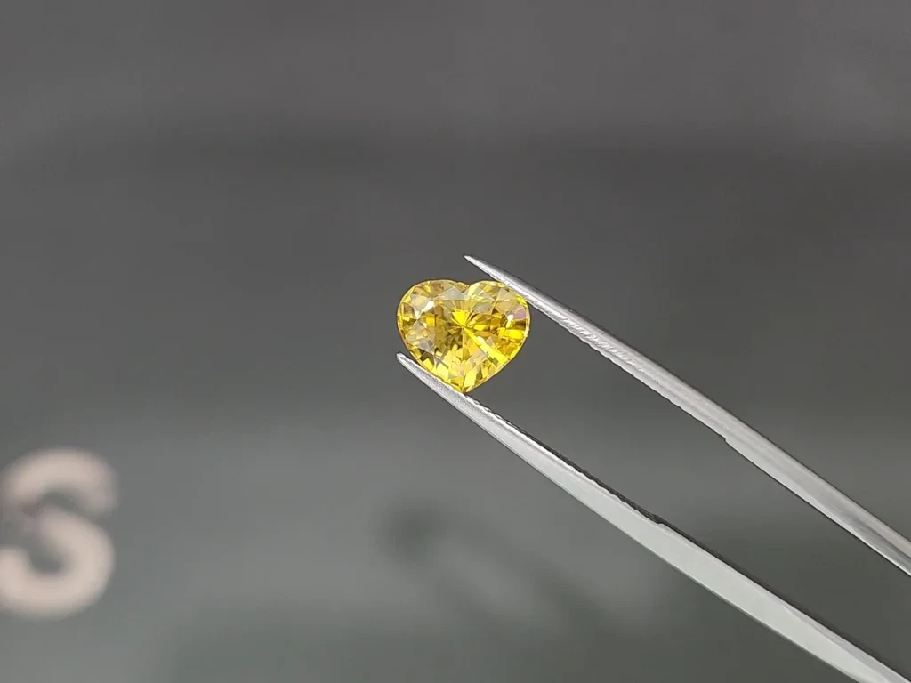 Сапфир Vivid Yellow в огранке сердце 2,56 карат, Шри-Ланка Изображение №3