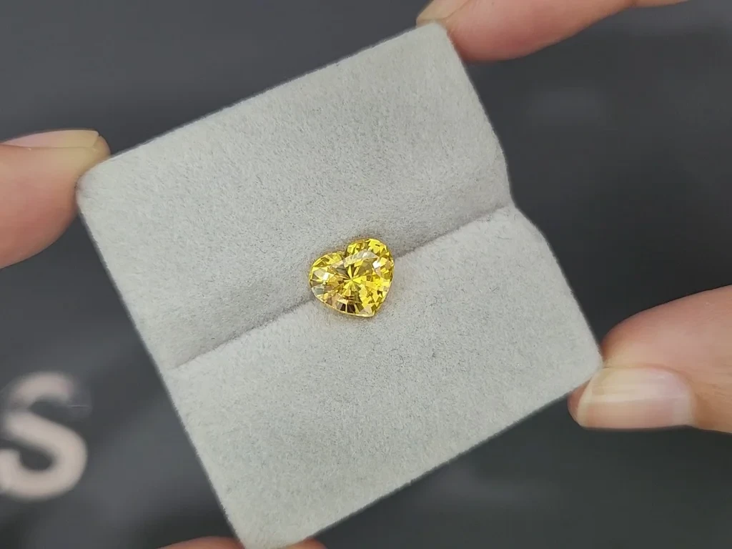 Сапфир Vivid Yellow в огранке сердце 2,56 карат, Шри-Ланка Изображение №4