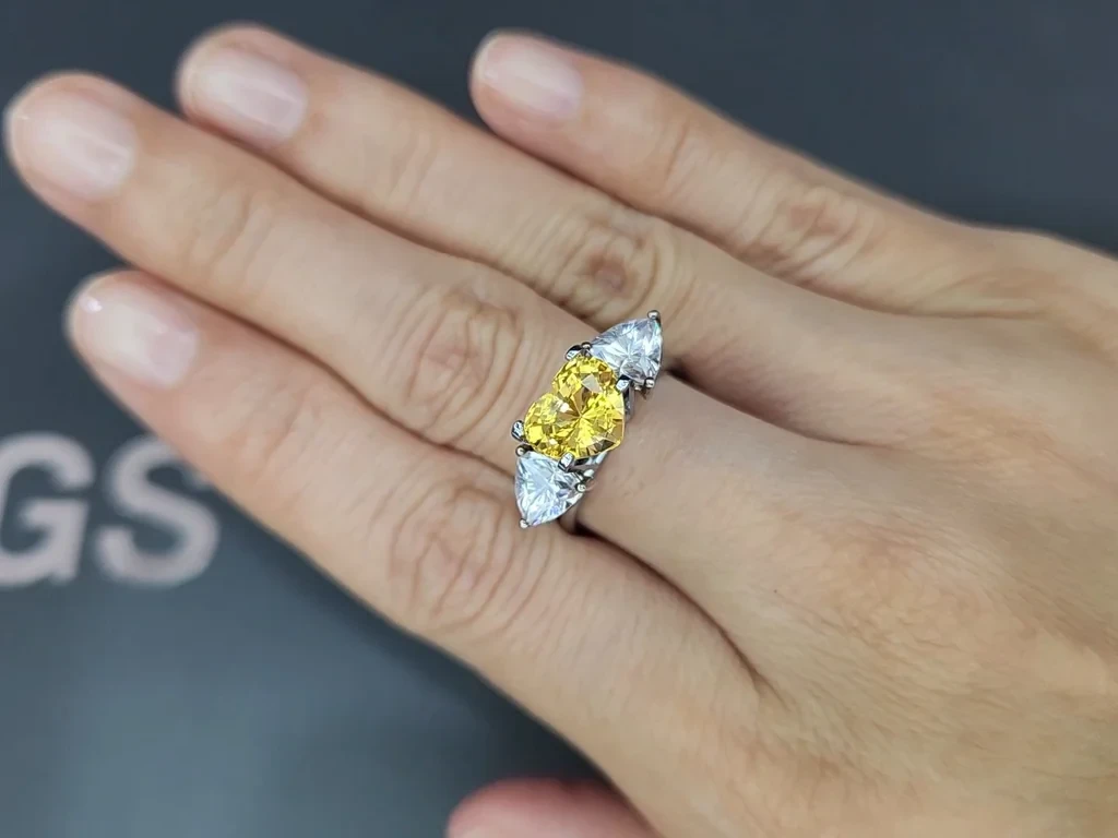 Сапфир Vivid Yellow в огранке сердце 2,56 карат, Шри-Ланка Изображение №5