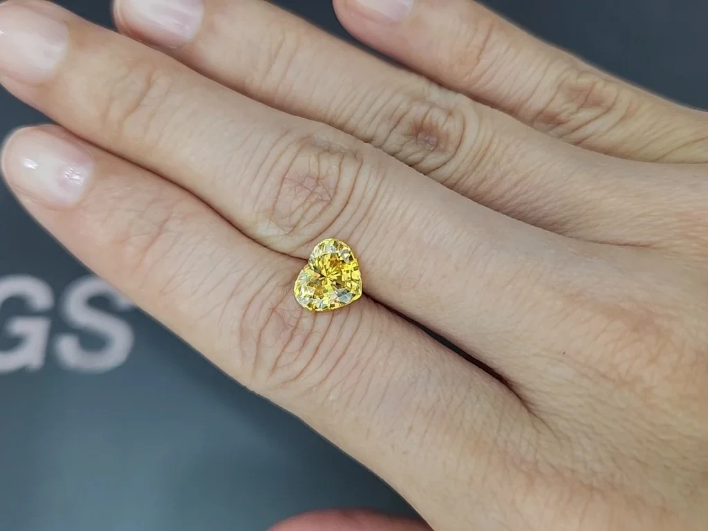 Сапфир Vivid Yellow в огранке сердце 2,56 карат, Шри-Ланка Изображение №2