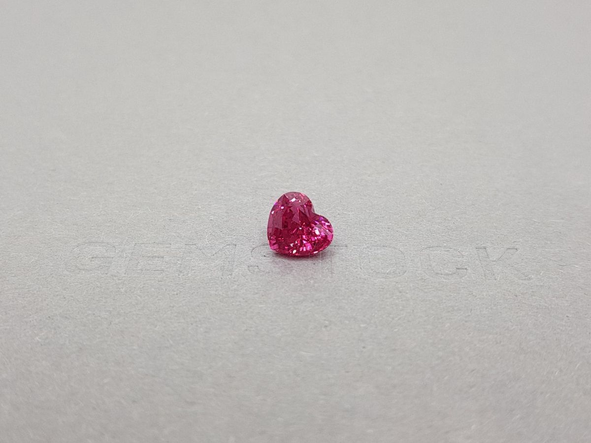 Насыщенная розовая шпинель Махенге в огранке сердце 2,03 карата фото №1