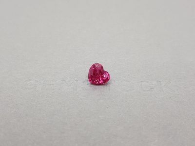 Насыщенная розовая шпинель Махенге в огранке сердце 2,03 карата