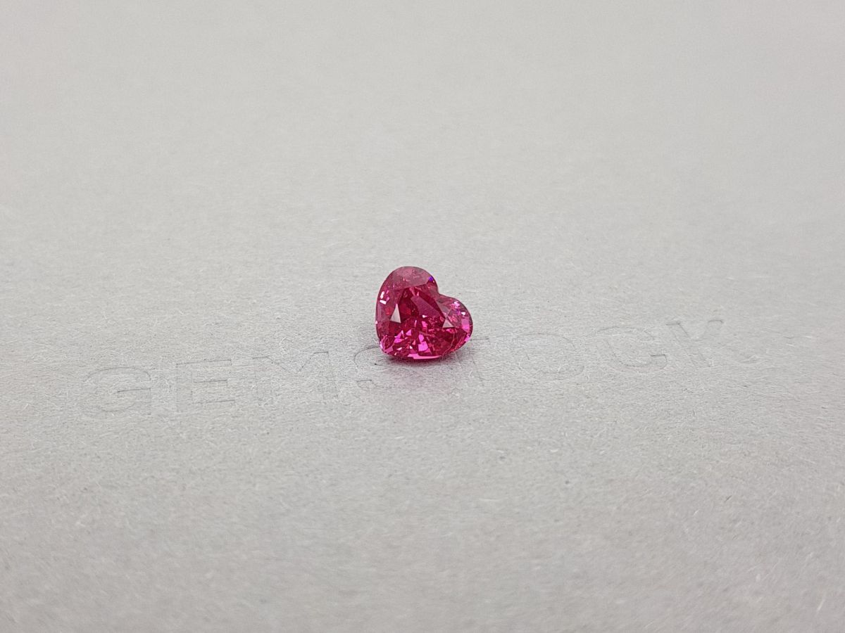 Насыщенная розовая шпинель Махенге в огранке сердце 2,03 карата фото №2
