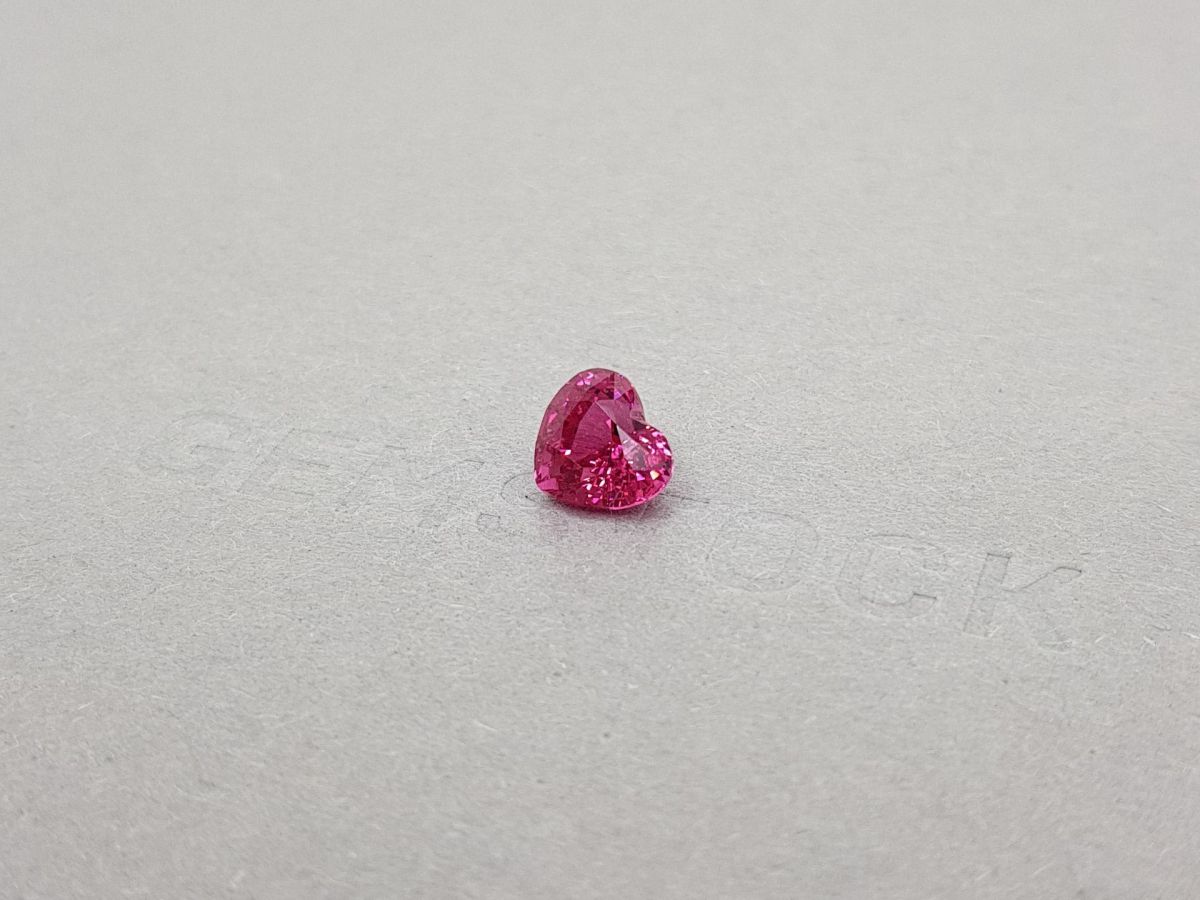 Насыщенная розовая шпинель Махенге в огранке сердце 2,03 карата фото №3