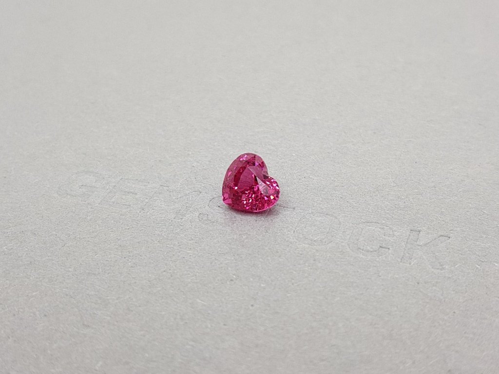 Насыщенная розовая шпинель Махенге в огранке сердце 2,03 карата Изображение №3