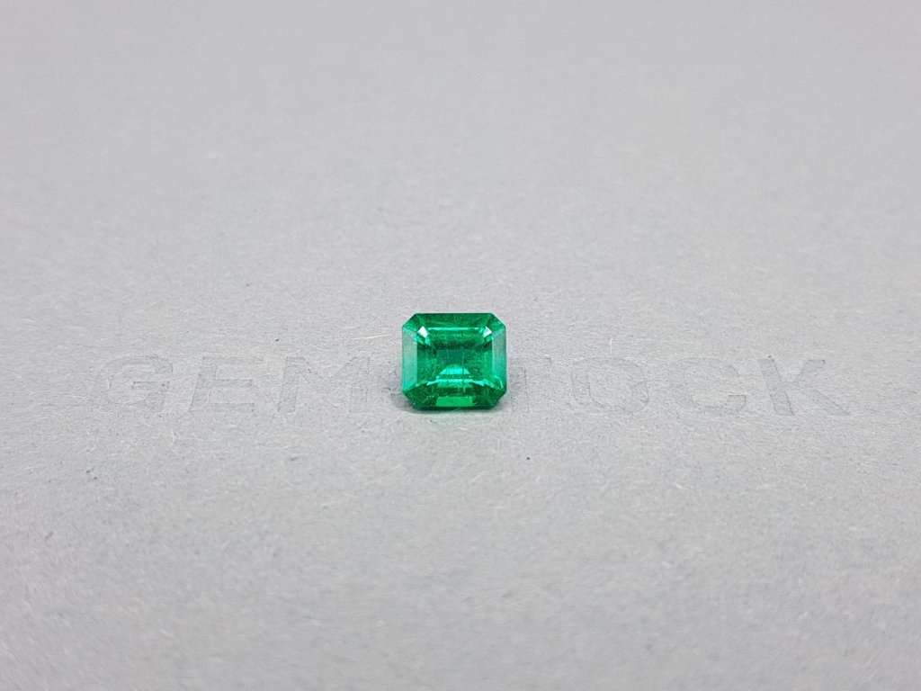 Кольцо с изумрудом цвета Muzo Green 1,21 карат и бриллиантами в белом золоте 750 пробы Изображение №4