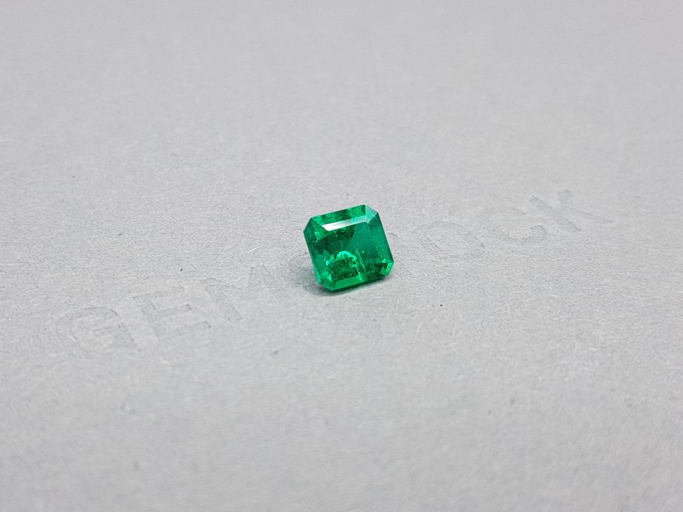 Кольцо с изумрудом цвета Muzo Green 1,21 карат и бриллиантами в белом золоте 750 пробы Изображение №5