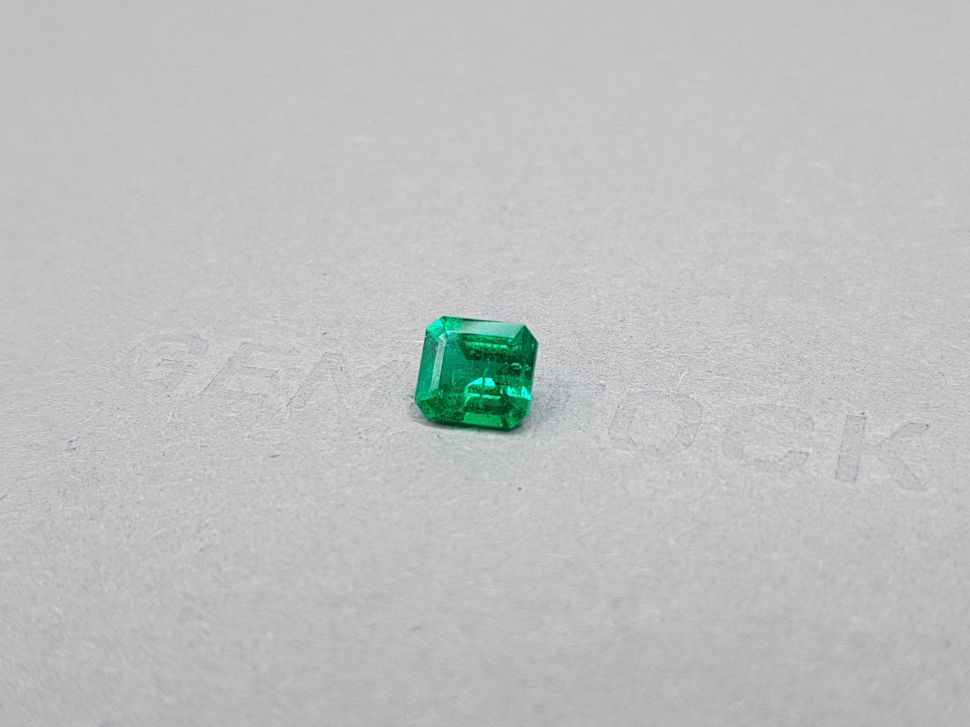 Кольцо с изумрудом цвета Muzo Green 1,21 карат и бриллиантами в белом золоте 750 пробы Изображение №6