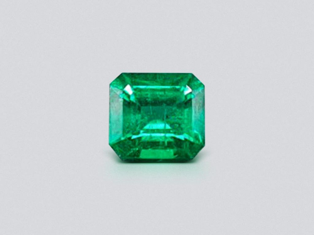 Кольцо с изумрудом цвета Muzo Green 1,21 карат и бриллиантами в белом золоте 750 пробы Изображение №4