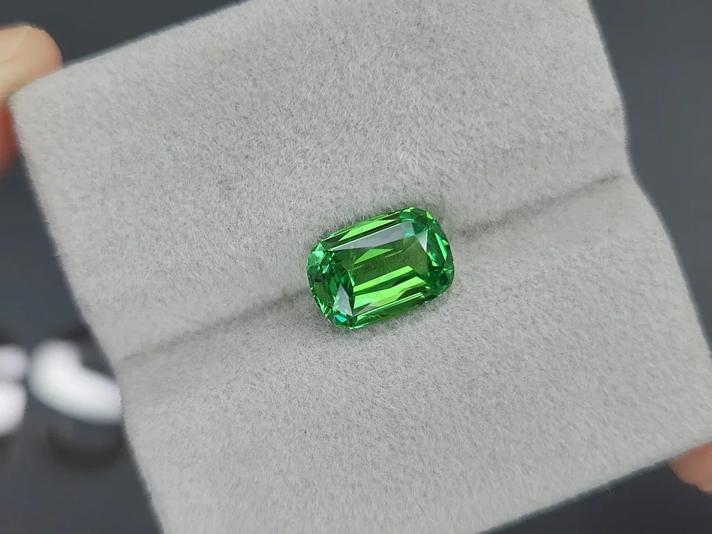 Гранат цаворит Intense Green в огранке кушон 3,26 карата, Танзания  Изображение №4