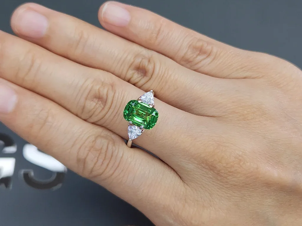 Гранат цаворит Intense Green в огранке кушон 3,26 карата, Танзания  Изображение №5