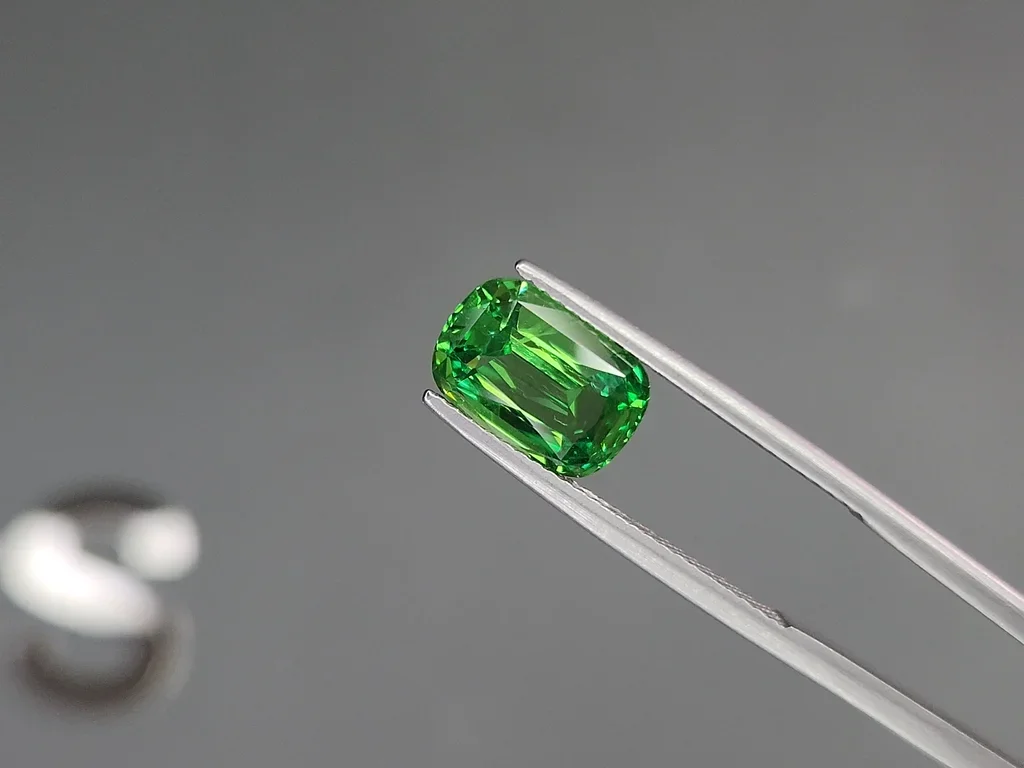Гранат цаворит Intense Green в огранке кушон 3,26 карата, Танзания  Изображение №3